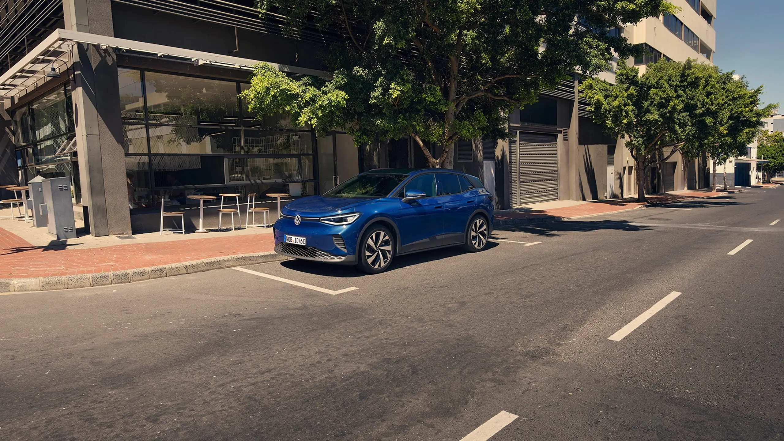 Blå ID.4 parkeret foran cafe