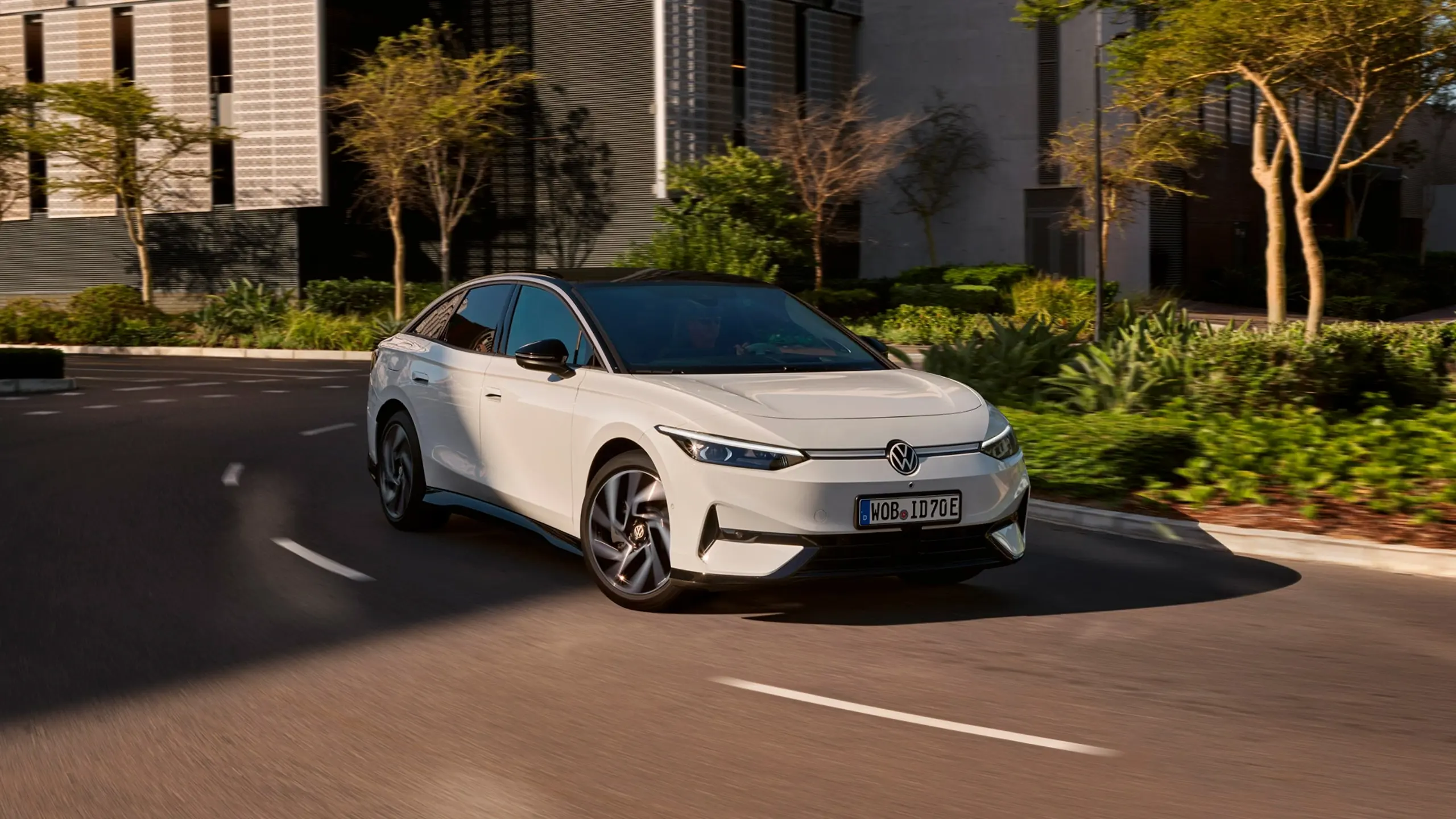 Hvid ID.7 kører på vej i by miljø