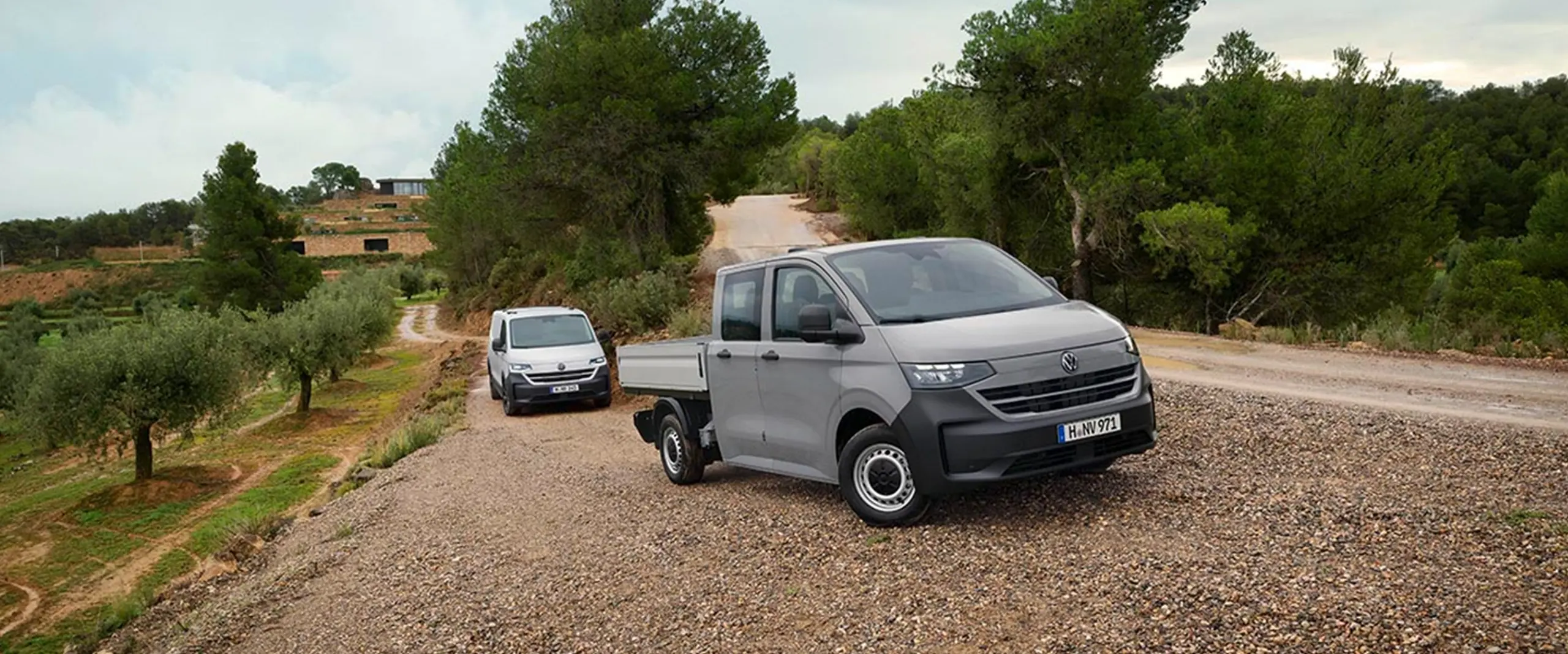 To e-transportere på en grusvej i grønne omgivelser