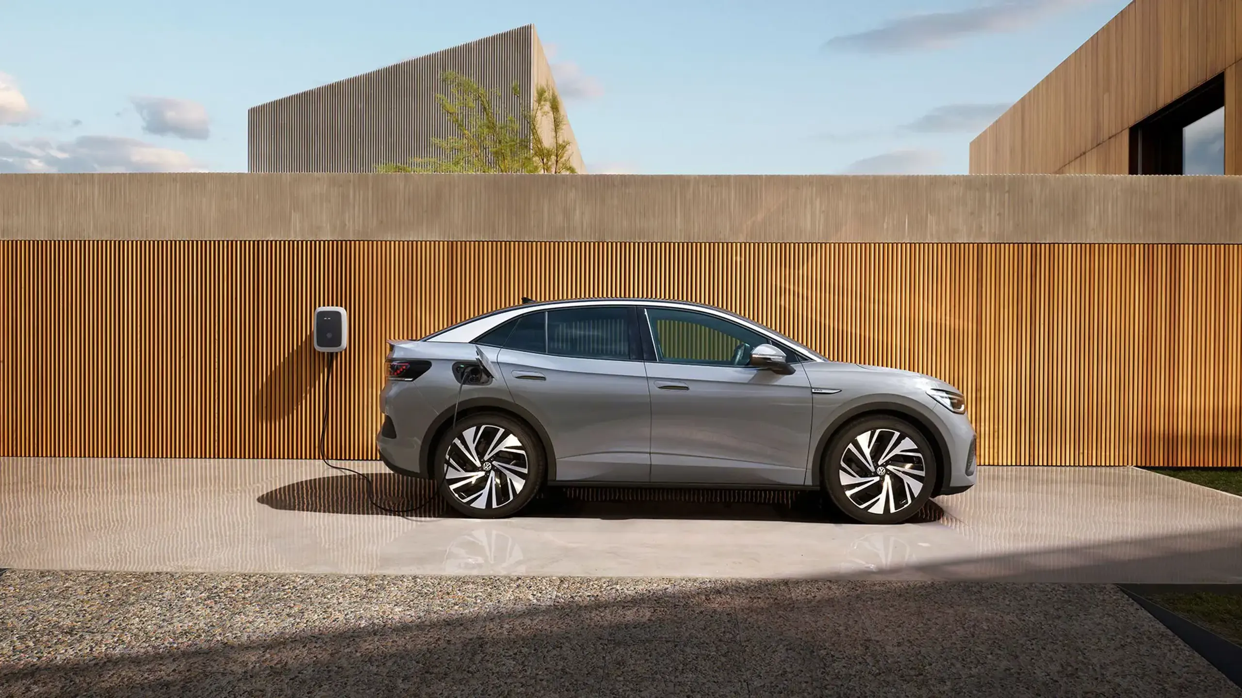 ID.5 parkeret foran væg i ladestander