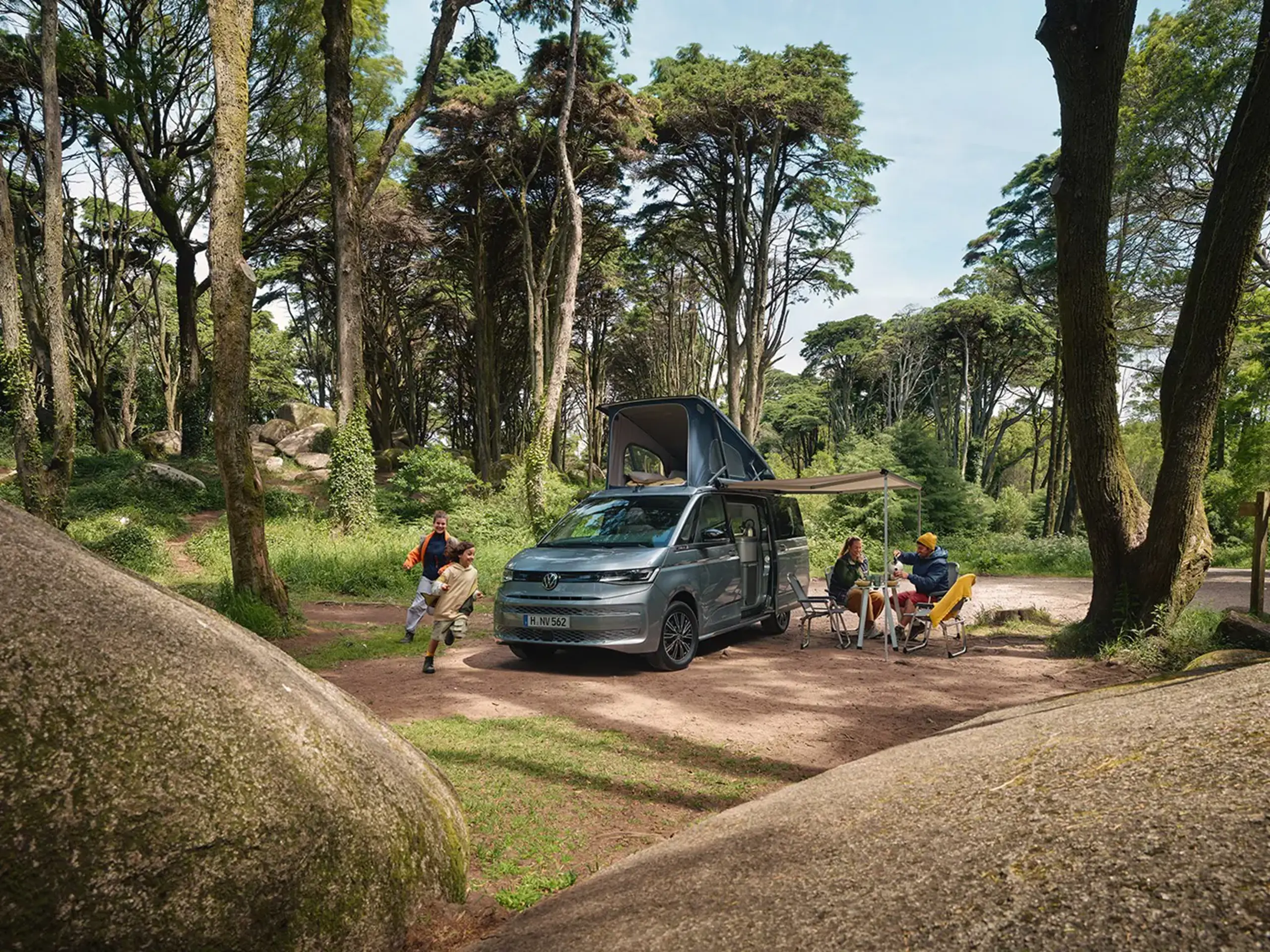 En familie camper i en skov i en california