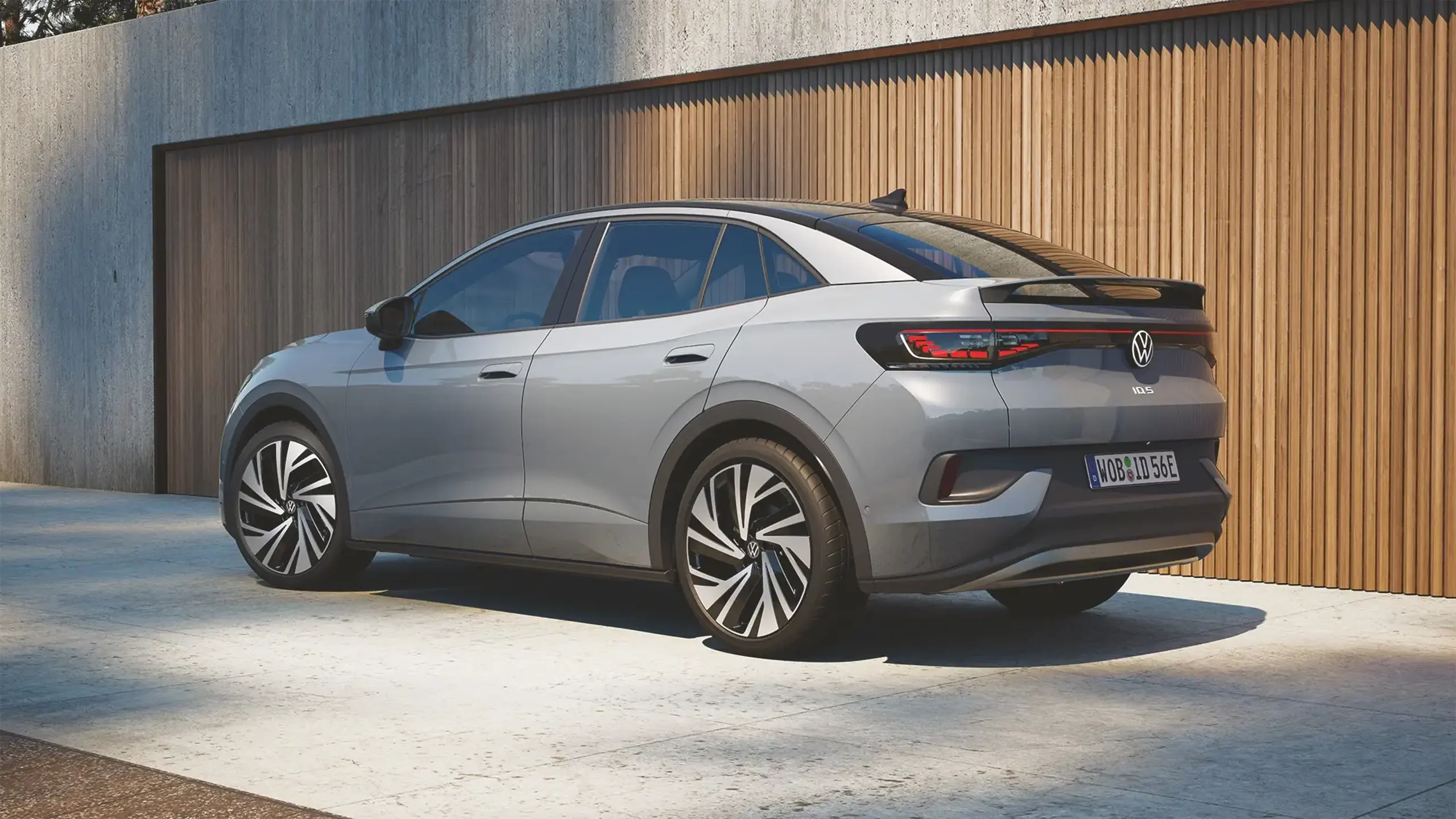 Grå ID.5 parkeret foran et moderne hus