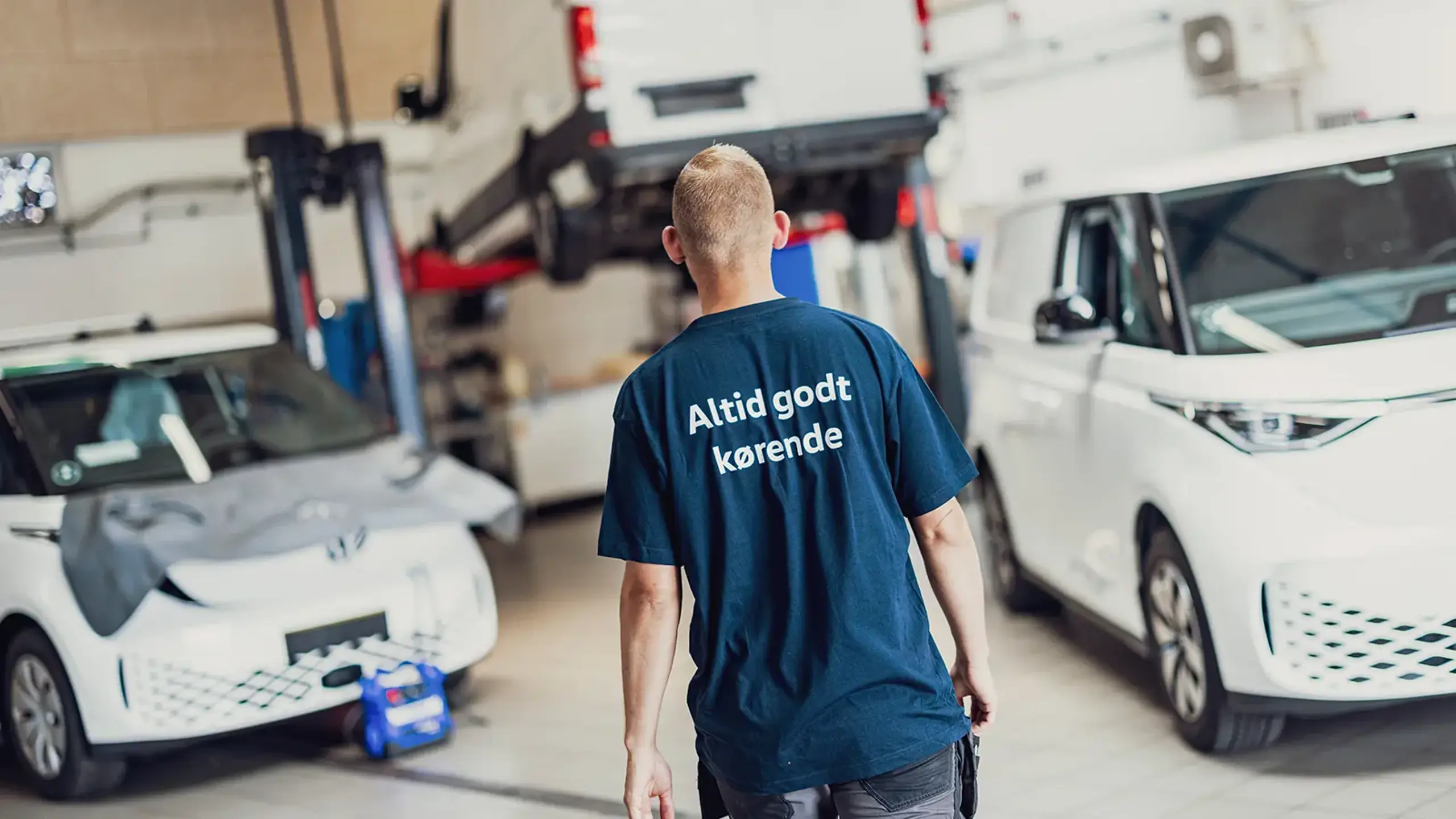 Billede af en mand som befinder sig på et værksted med Volkswagen varebiler.