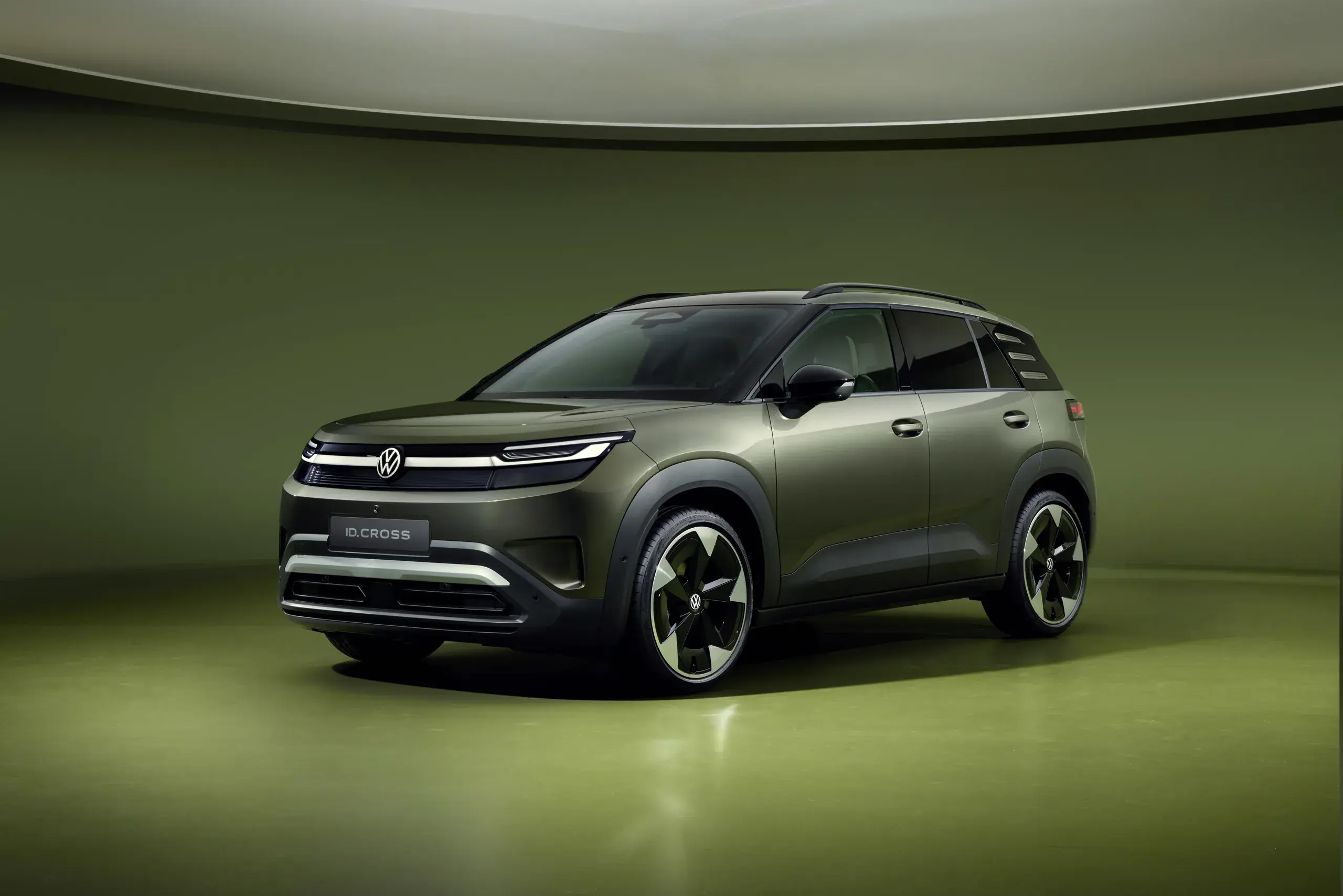 Grøn Volkswagen ID. Cross el-SUV vist på en oplyst scene med ensfarvet grøn baggrund.