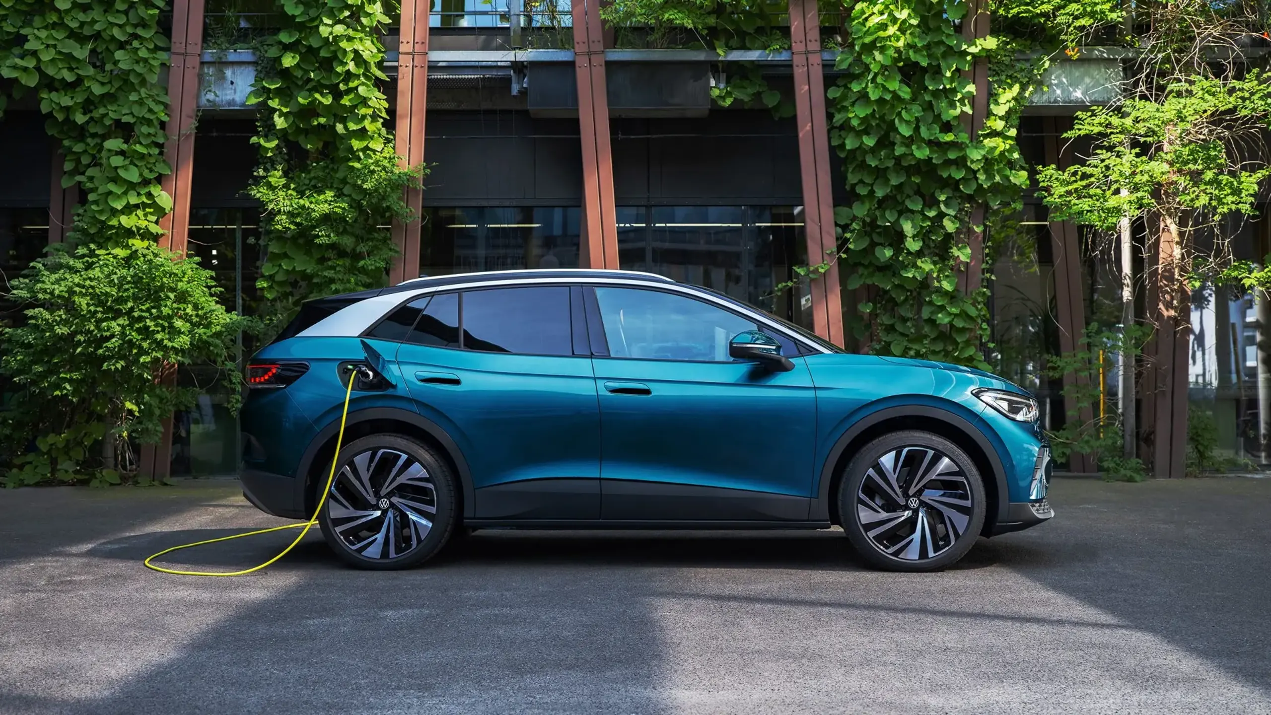 Blå ID.5 holder og lader foran bymiljø
